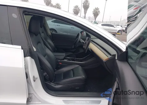 2019 Tesla Model 3 Long Range/Mid Range/Standard Range/Standard Range Plus z USA, uszkodzony, nr VIN 5YJ3E1EA8KF425184